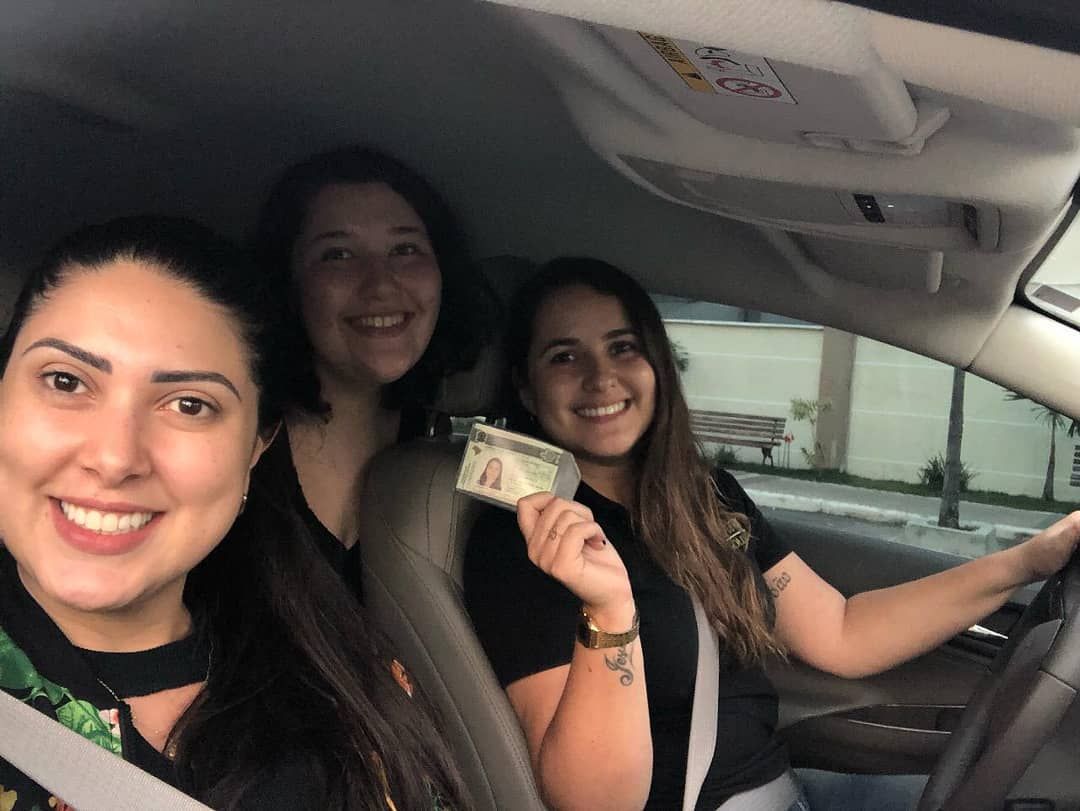 Homem feliz com chave de carro