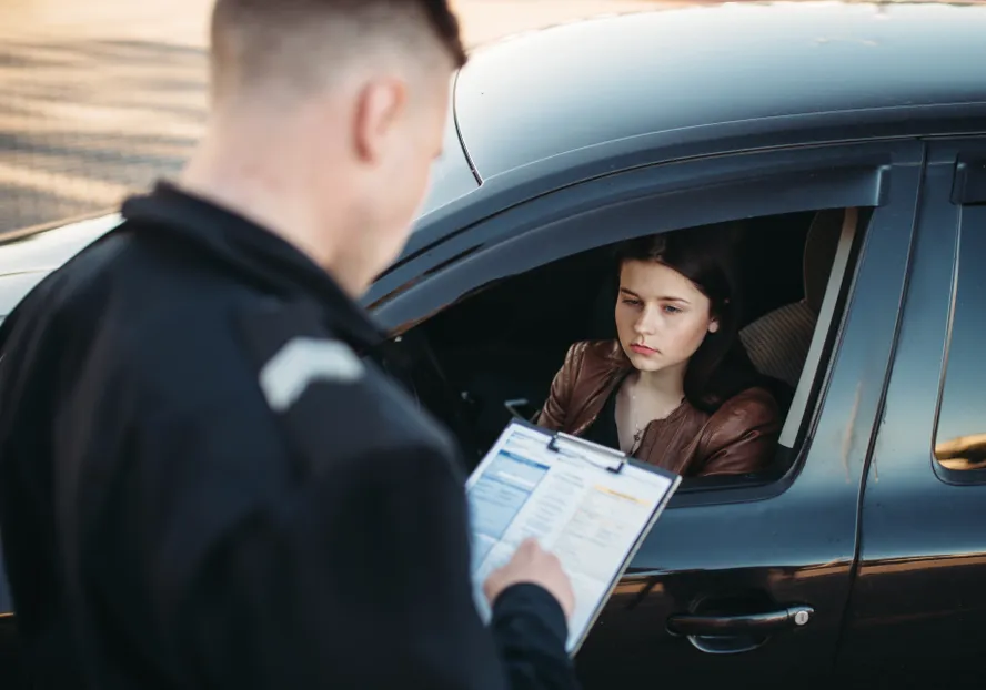 Pessoa frustrada com documentos